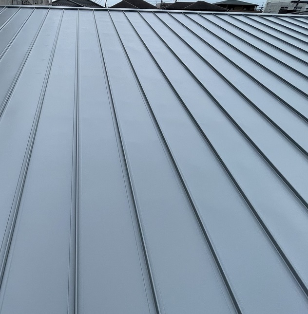 立平葺のガルバリウム鋼板屋根